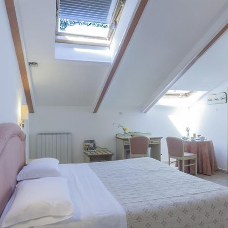 Hotel Kursaal Passignano sul Trasimeno Δωμάτιο φωτογραφία